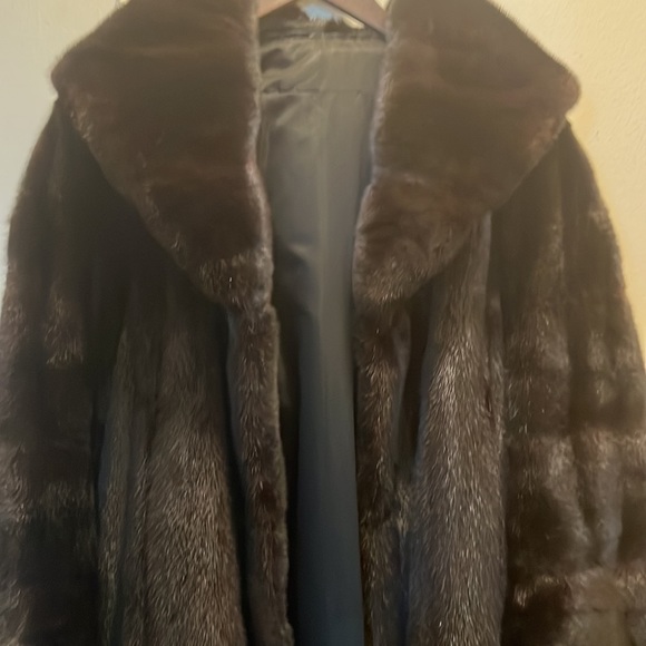 Beautiful Mink Coat. Great condition no rips or tears female mink. - Picture 3 of 5